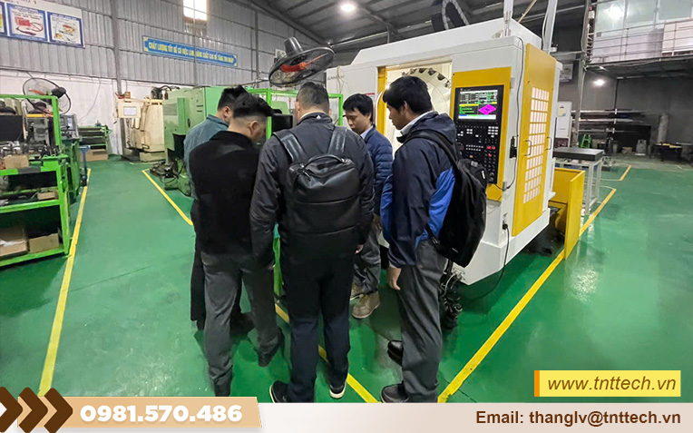 Hình ảnh khách hàng Nhật đến thăm Cơ khí TNT tech