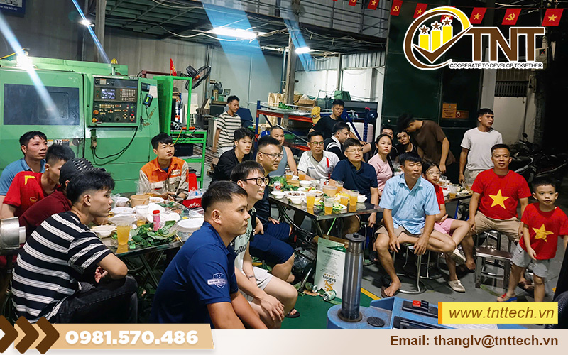 Cơ khí TNTtech tổ chức cổ vụ đội tuyển Việt Nam
